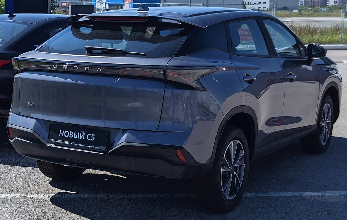 Серый Omoda C5, вид сзади